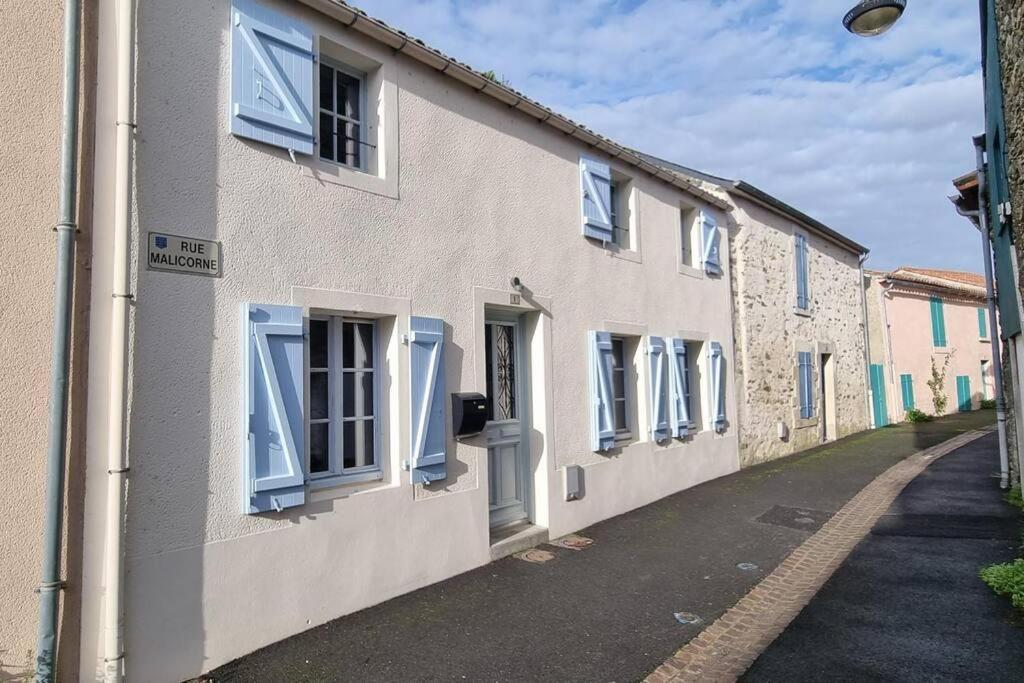 Le Pavillon Bleu Vouvant - Gite Maison Exteriör bild